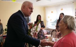 Burmistrz z kwiatkiem odwiedził nasze seniorki