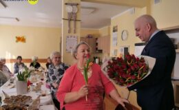 Burmistrz z kwiatkiem odwiedził nasze seniorki