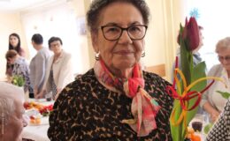 Burmistrz z kwiatkiem odwiedził nasze seniorki