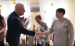 Burmistrz z kwiatkiem odwiedził nasze seniorki