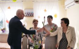 Burmistrz z kwiatkiem odwiedził nasze seniorki
