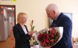 Burmistrz z kwiatkiem odwiedził nasze seniorki