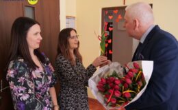 Burmistrz z kwiatkiem odwiedził nasze seniorki