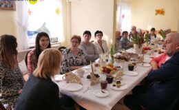 Burmistrz z kwiatkiem odwiedził nasze seniorki