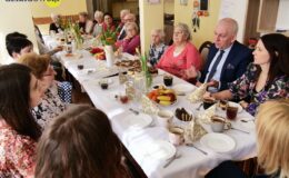 Burmistrz z kwiatkiem odwiedził nasze seniorki
