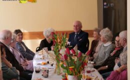 Burmistrz z kwiatkiem odwiedził nasze seniorki