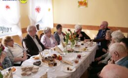 Burmistrz z kwiatkiem odwiedził nasze seniorki