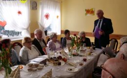 Burmistrz z kwiatkiem odwiedził nasze seniorki