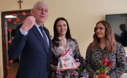 Burmistrz z kwiatkiem odwiedził nasze seniorki