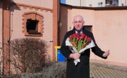 Burmistrz z kwiatkiem odwiedził nasze seniorki