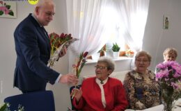 Burmistrz z kwiatkiem odwiedził nasze seniorki