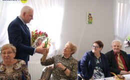 Burmistrz z kwiatkiem odwiedził nasze seniorki