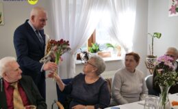 Burmistrz z kwiatkiem odwiedził nasze seniorki