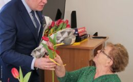 Burmistrz z kwiatkiem odwiedził nasze seniorki