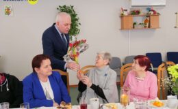 Burmistrz z kwiatkiem odwiedził nasze seniorki