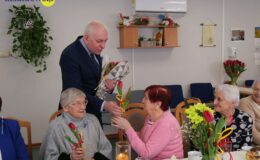 Burmistrz z kwiatkiem odwiedził nasze seniorki