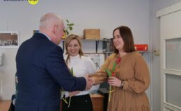 Burmistrz z kwiatkiem odwiedził nasze seniorki