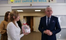 Burmistrz z kwiatkiem odwiedził nasze seniorki