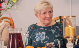 Burmistrz z kwiatkiem odwiedził nasze seniorki