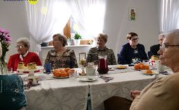 Burmistrz z kwiatkiem odwiedził nasze seniorki