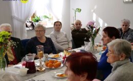Burmistrz z kwiatkiem odwiedził nasze seniorki