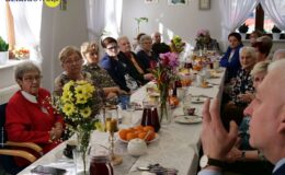 Burmistrz z kwiatkiem odwiedził nasze seniorki