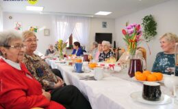 Burmistrz z kwiatkiem odwiedził nasze seniorki