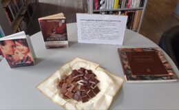 książki i talerz z czekolada, w jednej z sali Miejskiej Biblioteki Publicznej w Działdowie