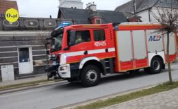 wóz strażacki jadący ulicą