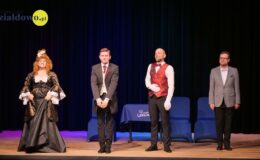 na scenie Domu Kultury w Działdowie stoją cztery osoby, kobieta i trzech mężczyzn