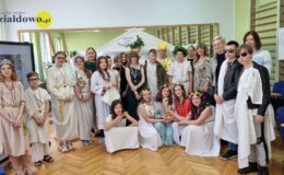 pamiątkowa fotografia uczestników konkursu mitologicznego w sali ZSP nr 3 w Działdowie