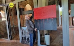 autor prac Andrzej Walasek podczas przygotowywania wystawy w Galerii Akwarium