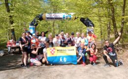 do pamiątkowego zdjęcia pozuje grupa Nordic Team Działdowo