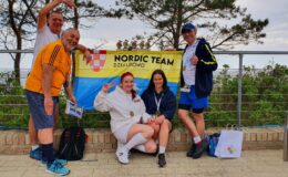 reprezentanci Nordic Team Działdowo - kobiety i mężczyźni, pozują do pamiątkowej fotografii
