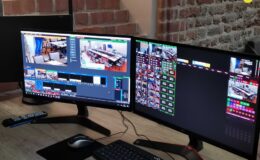 dwa monitory komputerowe stoją na stole, widać na nich transmisję online Sesji Rady Miasta Działdowa