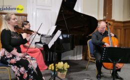 muzycy siedzący z instrumentami