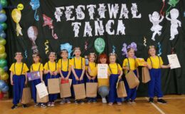 przedszkolaki z " Roztańczonej Piąteczki" - zwycięzcy konkursu z panią nauczycielką Iwoną Szwecką pozują do pamiątkowej fotografii