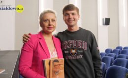 stoją Anna Ostrowska i Daniel Kasprowicz w Miejskim Domu Kultury w Działdowie