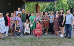 „Wizyta nieznajomej” – teatr przy wiklinowej ławie. Ruszyły Powiatowe wieczory z Poezją