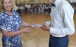 Pożegnań nadszedł czas – ósmoklasiści z SP nr 4 opuścili mury swojej szkoły