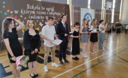 Pożegnań nadszedł czas – ósmoklasiści z SP nr 4 opuścili mury swojej szkoły
