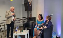 Boso i poetycko – promocja tomiku wierszy Iwony Misiopeckiej w bibliotece