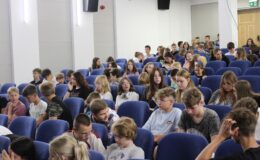 na widowni kina Apollo siedzi młodzież działdowskich szkół