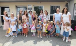 pamiątkowa fotografia dzieci, rodziców, pań bibliotekarek przed siedzibą MBP w Działdowie