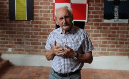 artysta malarz Andrzej Walasek na tle swojego obrazu