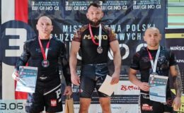 st. post. Michał Juszczyk na pierwszym stopniu podium - kategoria BJJ NO GI, na zdjęciu stoi trzech mężczyzn na podium