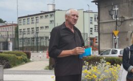 stoi Marian Odachowski, prezes Towarzystwa Miłośników Ziemi Działdowskiej