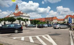 samochody stoją na parkingu przy Placu Mickiewicza w Działdowie