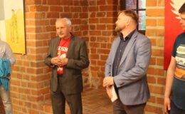 dwóch mężczyzn, Andrzej Walasek (autor wystawy, z lewej) i Patryk Kozłowski (dyrektor Muzeum Pogranicza)