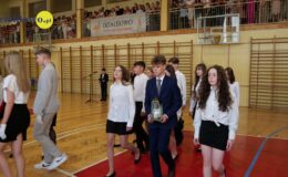 Żegnaj szkoło – zakończenie roku klas ósmych w SP nr 3